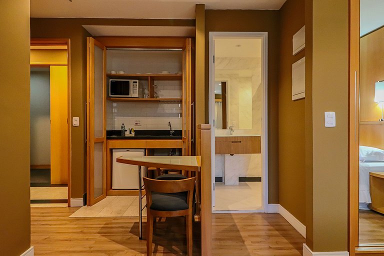 1707 Flat com duas suites com serviço de Hotel no Itaim Bibi